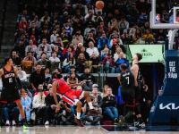 PG- 哈登在中国前呼后拥万人追捧 