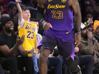 PG-关于表现优异首场状态出色，拜仁观众沸腾！，詹姆斯重返赛场引发球迷热议的信息